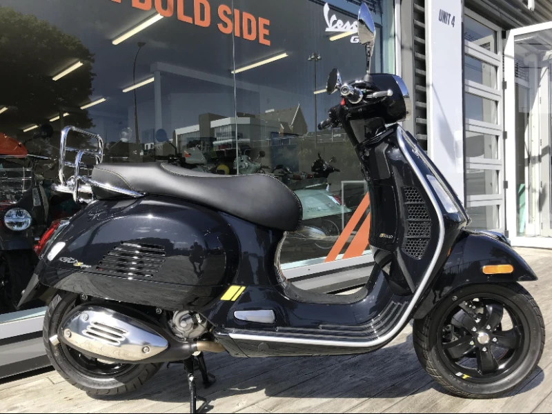 Motorcycle Vespa GTS300 supertech