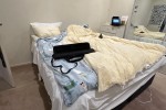 King size bed, mattress King size, Tv, Microwave, luggage (3)