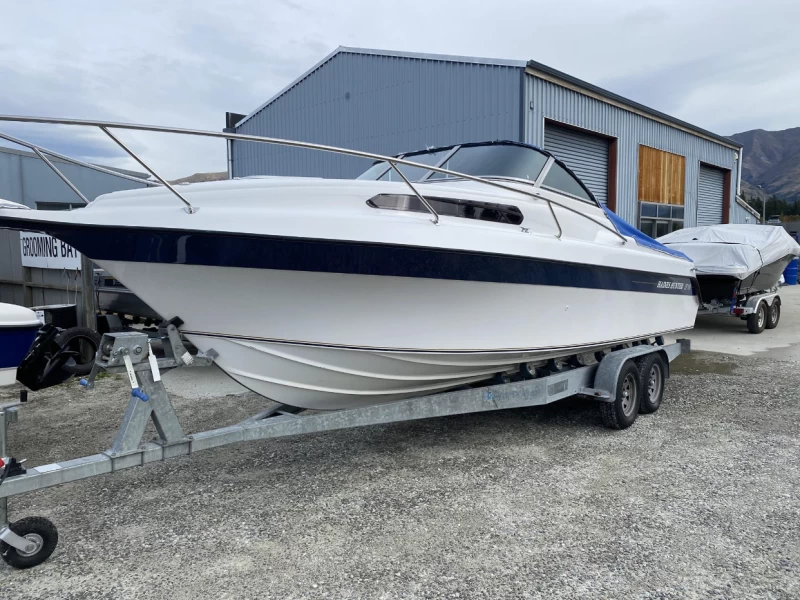 Motor boat Haines Hunter 700. And trailer