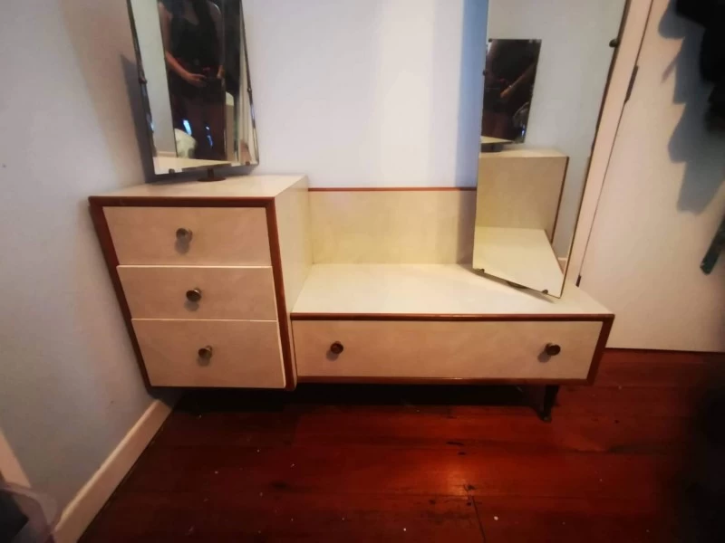 Queen bed, Small drawers, Dressing table