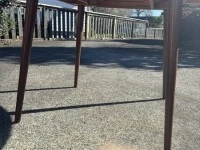 Round extendable dining table