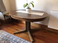 Extendable wooden table