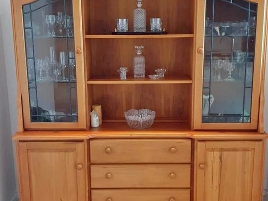 Hutch dresser