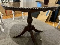 Round dining table
